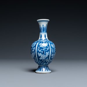 Een Chinees blauw-wit vaasje met lotusbloemen, Kangxi — foto 1