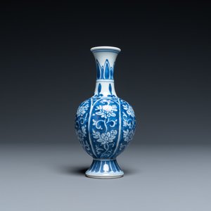 Een Chinees blauw-wit vaasje met lotusbloemen, Kangxi — foto 3