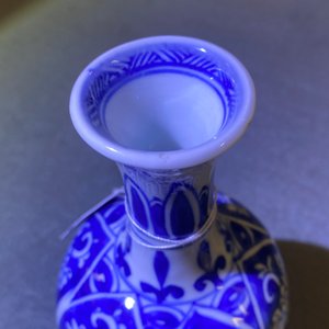 Een Chinees blauw-wit vaasje met lotusbloemen, Kangxi — foto 7