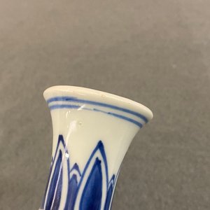 Een Chinees blauw-wit vaasje met lotusbloemen, Kangxi — foto 8