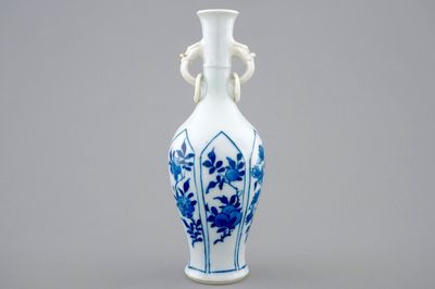 Een Chinees blauw-wit vaasje met ringoortjes, Kangxi