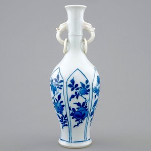 Een Chinees blauw-wit vaasje met ringoortjes, Kangxi — foto 1