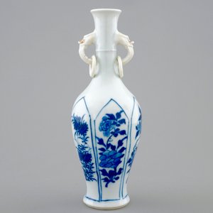 Een Chinees blauw-wit vaasje met ringoortjes, Kangxi — foto 3