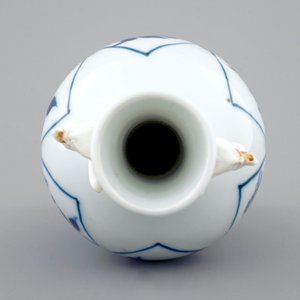 Een Chinees blauw-wit vaasje met ringoortjes, Kangxi — foto 5