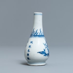 Een Chinees blauw-wit vaasje met vruchten en kalligrafie, Transitie periode — foto 3