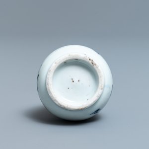 Een Chinees blauw-wit vaasje met vruchten en kalligrafie, Transitie periode — foto 5