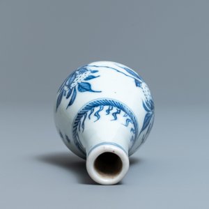 Een Chinees blauw-wit vaasje met vruchten en kalligrafie, Transitie periode — foto 6