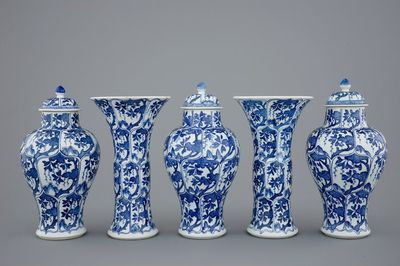 Een Chinees blauw-wit vijfdelig kaststel, Kangxi