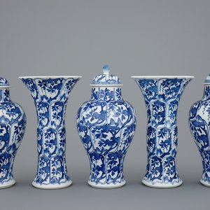 Een Chinees blauw-wit vijfdelig kaststel, Kangxi — foto 1