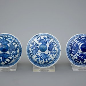 Een Chinees blauw-wit vijfdelig kaststel, Kangxi — foto 7