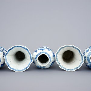 Een Chinees blauw-wit vijfdelig kaststel, Kangxi — foto 5