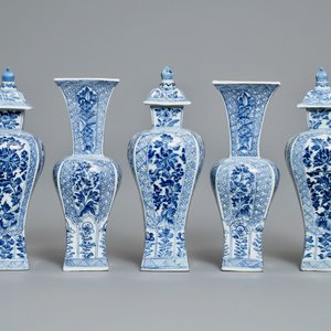 Een Chinees blauw-wit vijfdelig kaststel, Kangxi — foto 2