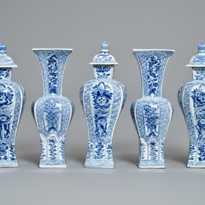 Een Chinees blauw-wit vijfdelig kaststel, Kangxi — foto 3