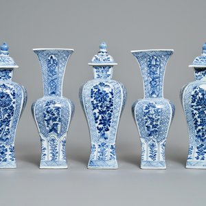 Een Chinees blauw-wit vijfdelig kaststel, Kangxi — foto 4