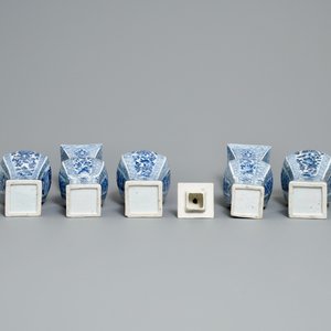 Een Chinees blauw-wit vijfdelig kaststel, Kangxi — foto 6