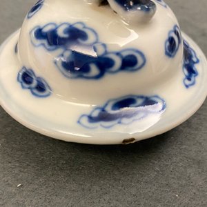 Een Chinees blauw-wit vijfdelig kaststel, Kangxi merk, 19e eeuw — foto 14