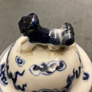 Een Chinees blauw-wit vijfdelig kaststel, Kangxi merk, 19e eeuw — foto 18