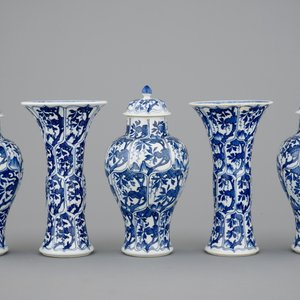 Een Chinees blauw-wit vijfdelig kaststel, Kangxi — foto 3