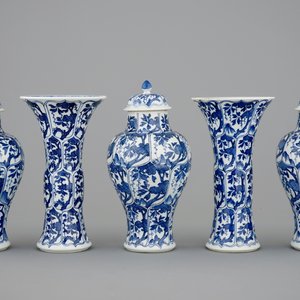 Een Chinees blauw-wit vijfdelig kaststel, Kangxi — foto 4