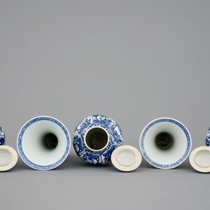 Een Chinees blauw-wit vijfdelig kaststel, Kangxi — foto 5
