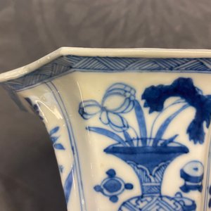 Een Chinees blauw-wit vijfdelig kaststel met dames en jongens, Kangxi — foto 11