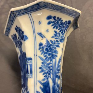 Een Chinees blauw-wit vijfdelig kaststel met dames en jongens, Kangxi — foto 18