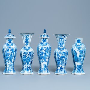 Een Chinees blauw-wit vijfdelig kaststel met dames en jongens, Kangxi — foto 3