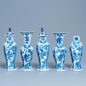 Een Chinees blauw-wit vijfdelig kaststel met dames en jongens, Kangxi — foto 1
