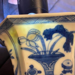 Een Chinees blauw-wit vijfdelig kaststel met dames en jongens, Kangxi — foto 13