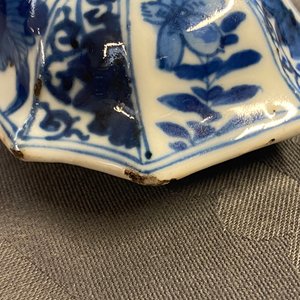 Een Chinees blauw-wit vijfdelig kaststel met dames en jongens, Kangxi — foto 23