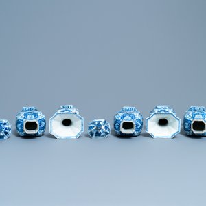 Een Chinees blauw-wit vijfdelig kaststel met dames en jongens, Kangxi — foto 5