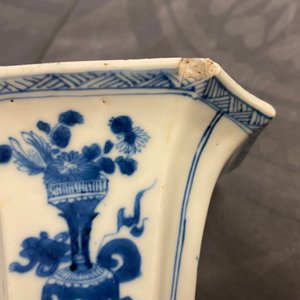 Een Chinees blauw-wit vijfdelig kaststel met dames en jongens, Kangxi — foto 7