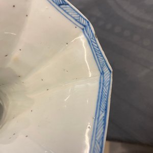 Een Chinees blauw-wit vijfdelig kaststel met dames en jongens, Kangxi — foto 8