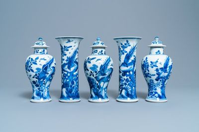 Een Chinees blauw-wit vijfdelig kaststel met een vogel op een rots, Kangxi