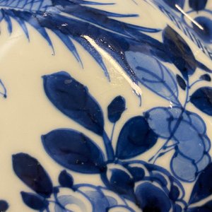 Een Chinees blauw-wit vijfdelig kaststel met een vogel op een rots, Kangxi — foto 28