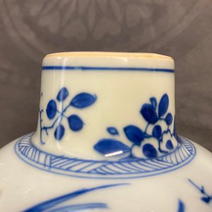 Een Chinees blauw-wit vijfdelig kaststel met een vogel op een rots, Kangxi — foto 29