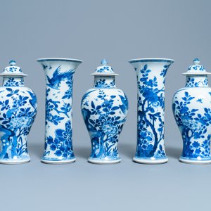 Een Chinees blauw-wit vijfdelig kaststel met een vogel op een rots, Kangxi — foto 3