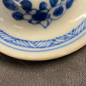 Een Chinees blauw-wit vijfdelig kaststel met een vogel op een rots, Kangxi — foto 36