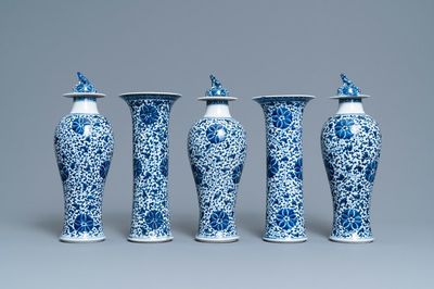 Een Chinees blauw-wit vijfdelig kaststel met floraal decor, 19e eeuw