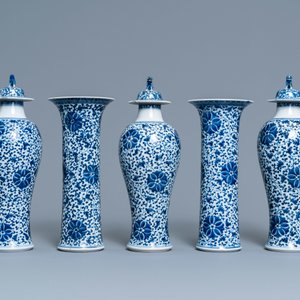Een Chinees blauw-wit vijfdelig kaststel met floraal decor, 19e eeuw — foto 3