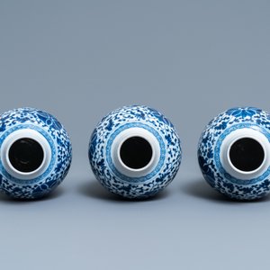 Een Chinees blauw-wit vijfdelig kaststel met floraal decor, 19e eeuw — foto 6
