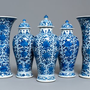 Een Chinees blauw-wit vijfdelig kaststel met floraal decor, Kangxi — foto 1