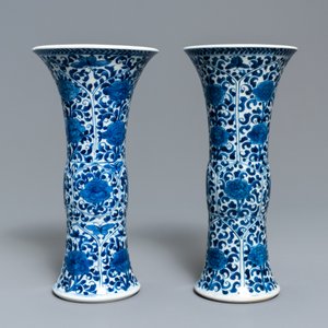 Een Chinees blauw-wit vijfdelig kaststel met floraal decor, Kangxi — foto 11