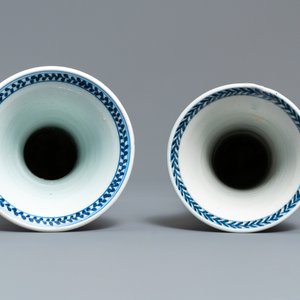 Een Chinees blauw-wit vijfdelig kaststel met floraal decor, Kangxi — foto 12