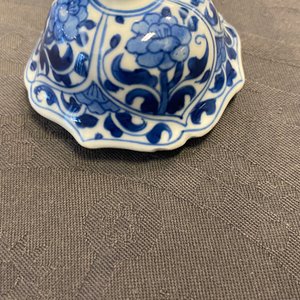 Een Chinees blauw-wit vijfdelig kaststel met floraal decor, Kangxi — foto 17