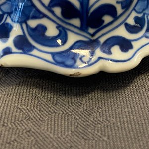 Een Chinees blauw-wit vijfdelig kaststel met floraal decor, Kangxi — foto 21