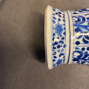 Een Chinees blauw-wit vijfdelig kaststel met floraal decor, Kangxi — foto 24