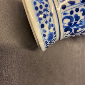 Een Chinees blauw-wit vijfdelig kaststel met floraal decor, Kangxi — foto 25