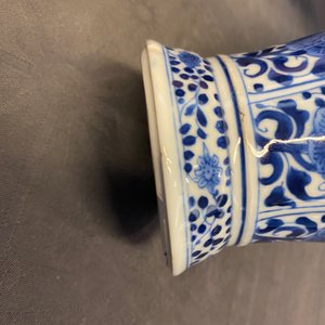 Een Chinees blauw-wit vijfdelig kaststel met floraal decor, Kangxi — foto 26