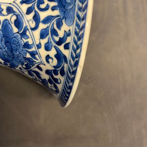 Een Chinees blauw-wit vijfdelig kaststel met floraal decor, Kangxi — foto 28